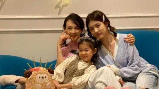 汪峰为小儿子办生日宴，国际章一改往日霸气，笑容温柔母性美十足