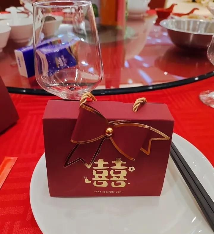 有的人太过于精明，一点都不厚道，为了千把块钱干丢了人品！
我一个亲戚儿子结婚，她