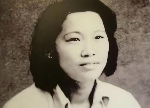 [太阳]1950年，解放军连长转业回家，可在登上军车的时候，他却发现一个衣衫褴褛