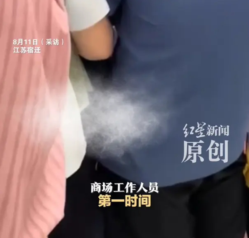 事发于江苏泗阳，当众猥亵，趁乱作案！一名男子用自己的下体，不断去顶前面女子的臀部