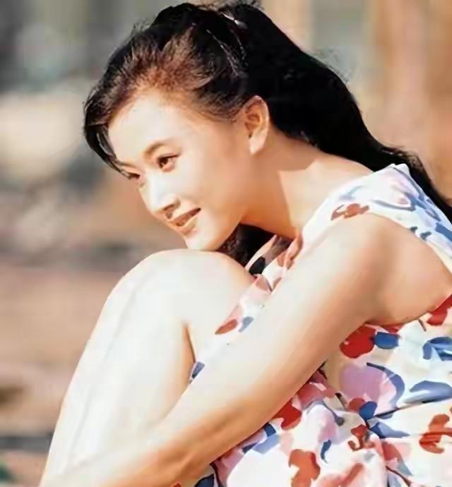 宋祖英真是人美歌甜，但正火时为什么忽然就不唱了呢？
当年的宋祖英可谓是相当火，《