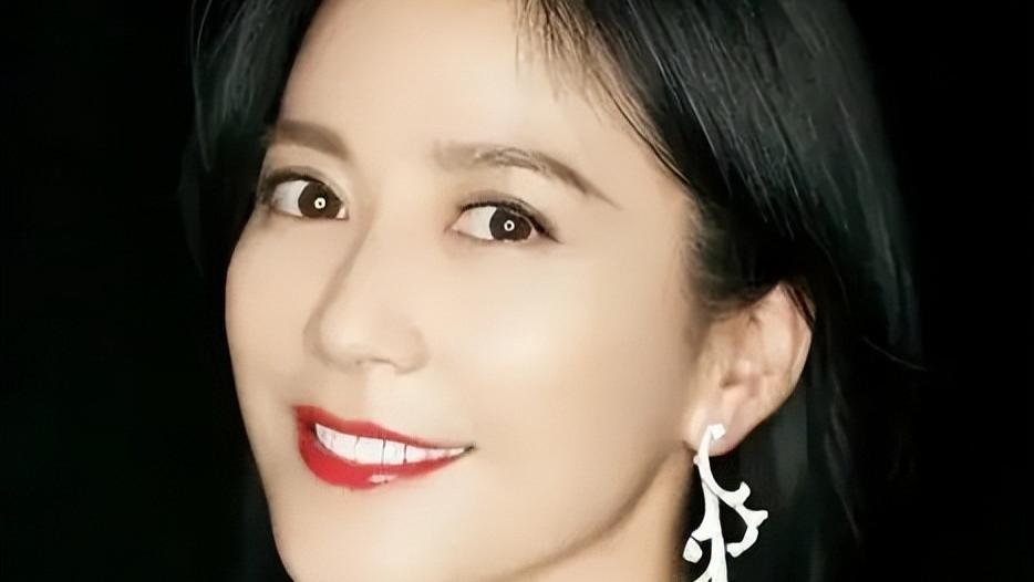 演员俞飞鸿坚决不结婚，至今还单身，却有一个男人陪了她近20年！