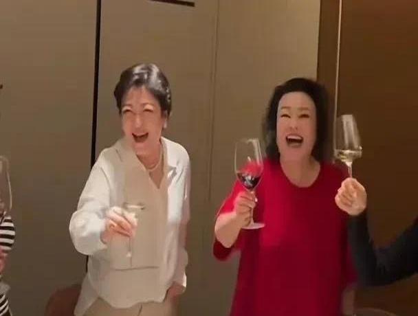 张兰汪小菲母子又双叒叕翻车了！
说起来这母子俩真不缺退路，张兰坐拥麻六记商业帝国