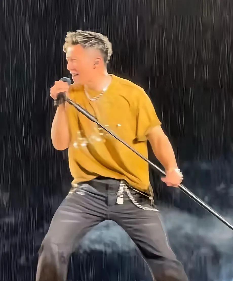 笑死了，没想到谢霆锋还有一点幽默细胞，他在广州演唱会冒雨献唱，没想到幽默回应网友