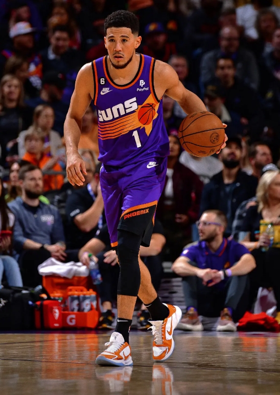 布克在太阳队到底能达到什么高度
布克进入联盟比较早19岁，在太阳队打了这么久，现