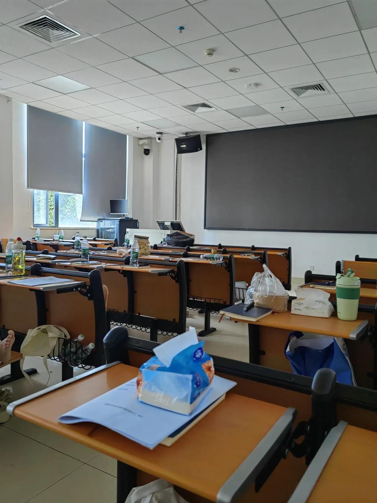 学习了一上午，大家基本都已经很疲惫，中午吃过午饭，要不趴桌子上眯一下，要不就躺椅