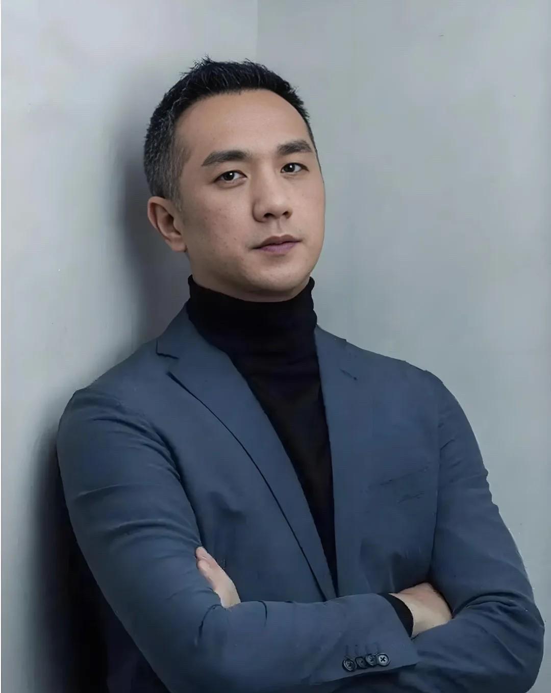 我问我老公，黄觉最近怎么突然又火了，他都50岁了，也不是非常帅啊？
他白了我一眼