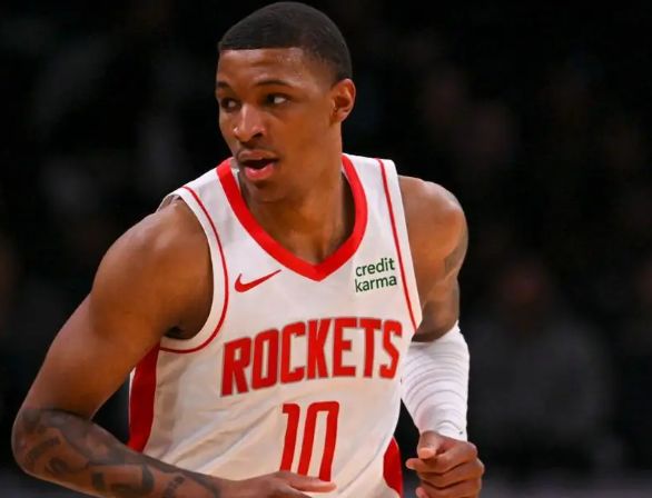 应该多给小贾一些自由出手权
进攻上小贾现在虽然是兢兢业业当一个战术终结点，但其实