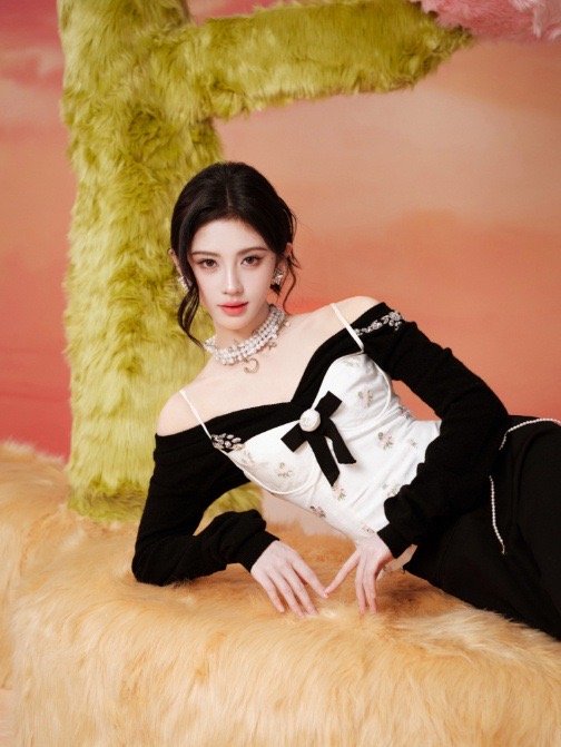 小鞠的美商果然从不出错！韩系碎花遇上经典黑白，再用莹润珍珠点睛，整套look既有