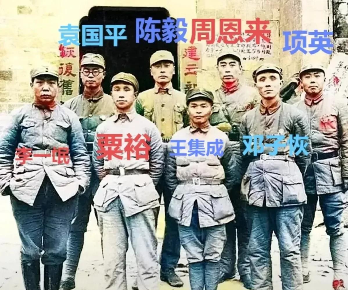 老一辈革命家们，拍照是从来不讲C位的，主打一个随心所欲，随便站…
就拿这张新四军