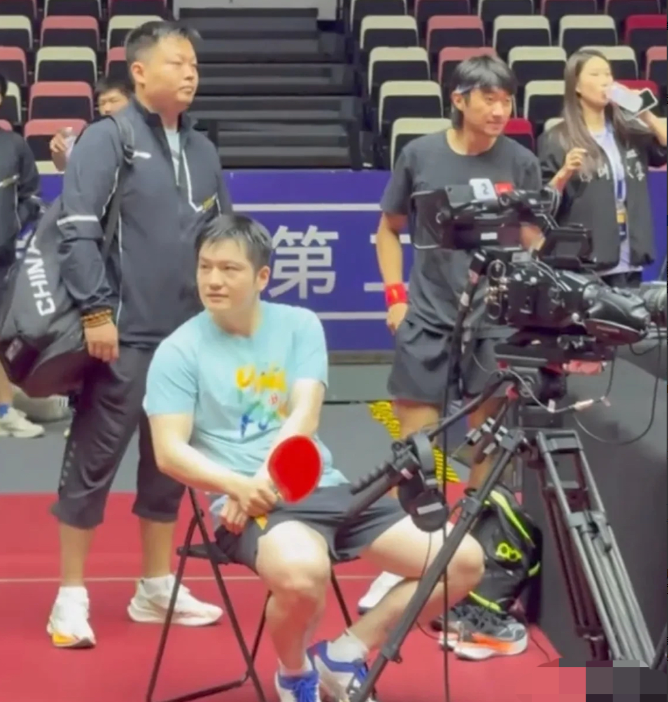 果然美貌在实力面前不值一提！
樊振东毫无形象的瘫坐在椅子上，
在隔壁观察很久的平