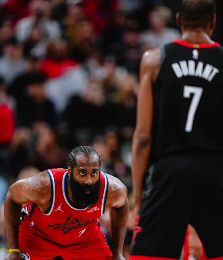 昨日NBA常规赛，快船以128-108击败火箭。
赛后，快船官方更新动态，晒出一