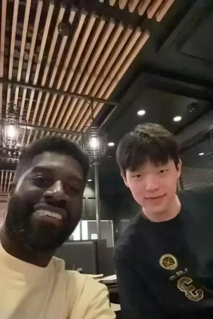 有人记得这位与杨瀚森合影的是谁吗？没错就是他，效力山东男篮很久给广大球迷留下深刻