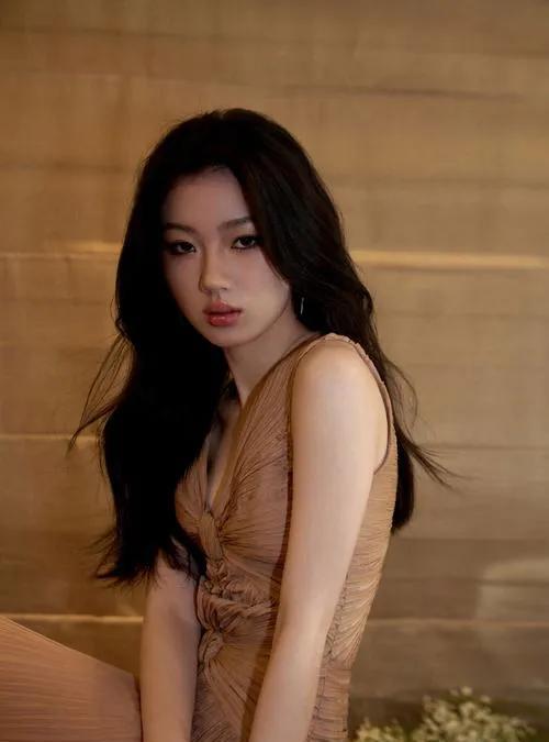 单依纯的《李白》替谁发了疯
单依纯在《歌手2025》中改编《李白》，以“我本是辅
