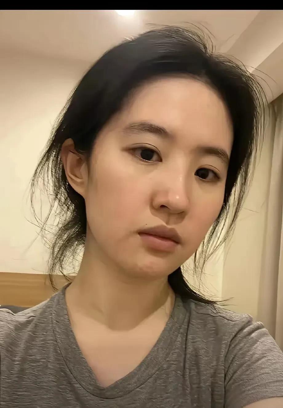 难怪刘亦菲是公认的天仙颜值，这素颜就吊打整个娱乐圈的女明星！
就在今天，刘亦菲晒