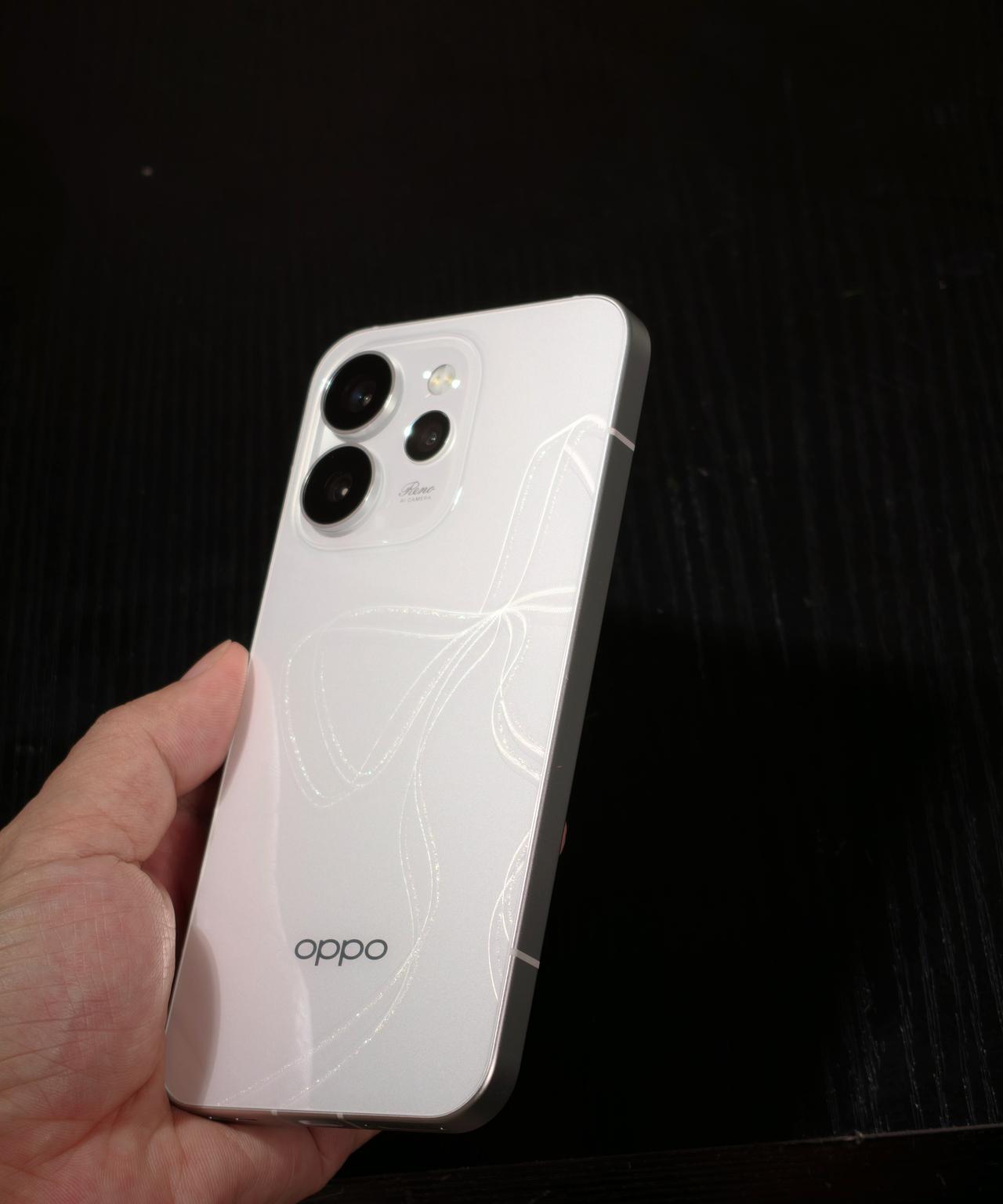 布灵布灵的闪，我有点晕3D了....
第一次被手机搞得有点晕3D！！
OPPO 