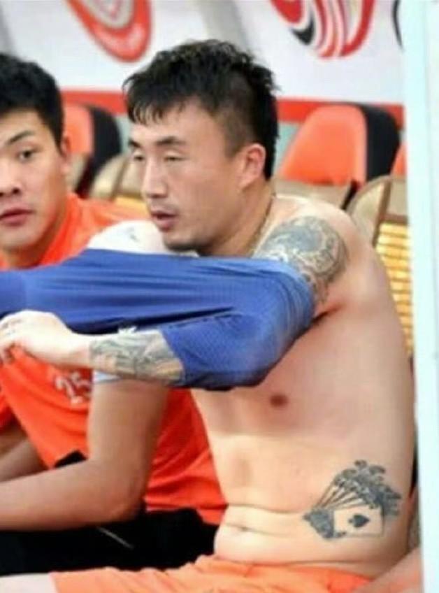 按照国足目前只能险胜中国香港的水平下，国足基础月薪1万较为合适。月薪1万国足球员