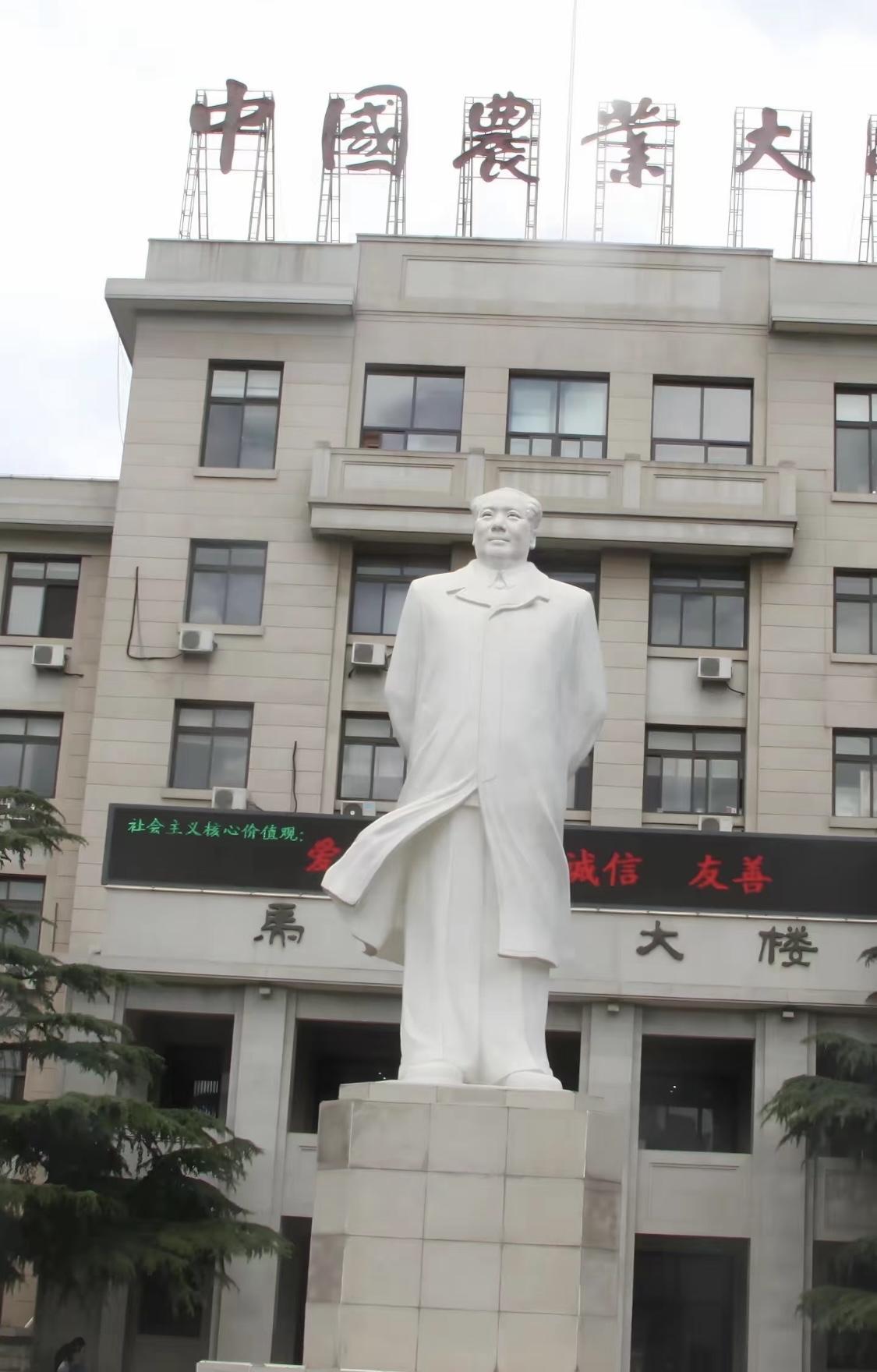 有“毛主席雕像”的大学，数量不多了
这些大学似乎不是985，就是211[发怒][