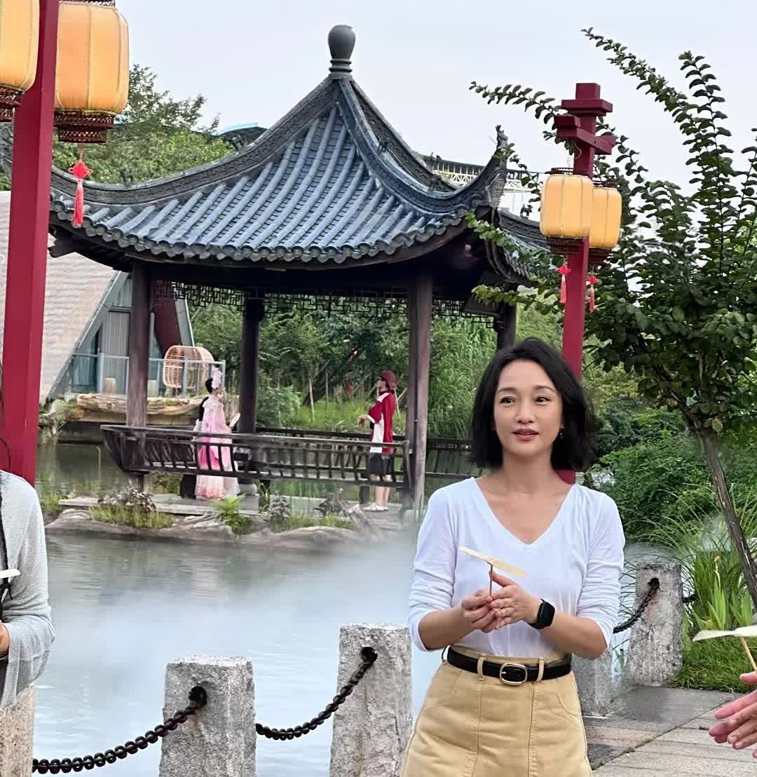 江西偶遇周迅，本人真是太年轻了，一点儿也看不出她已经51岁了，瓜子脸大眼睛真的特