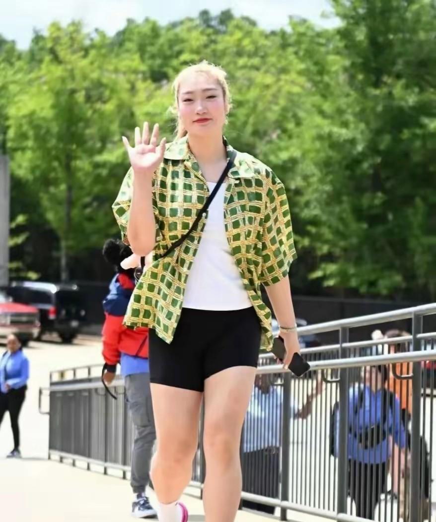 中国女篮--李梦   30岁，17岁进入WCBA联赛，曾两次荣获WCBA常规赛最