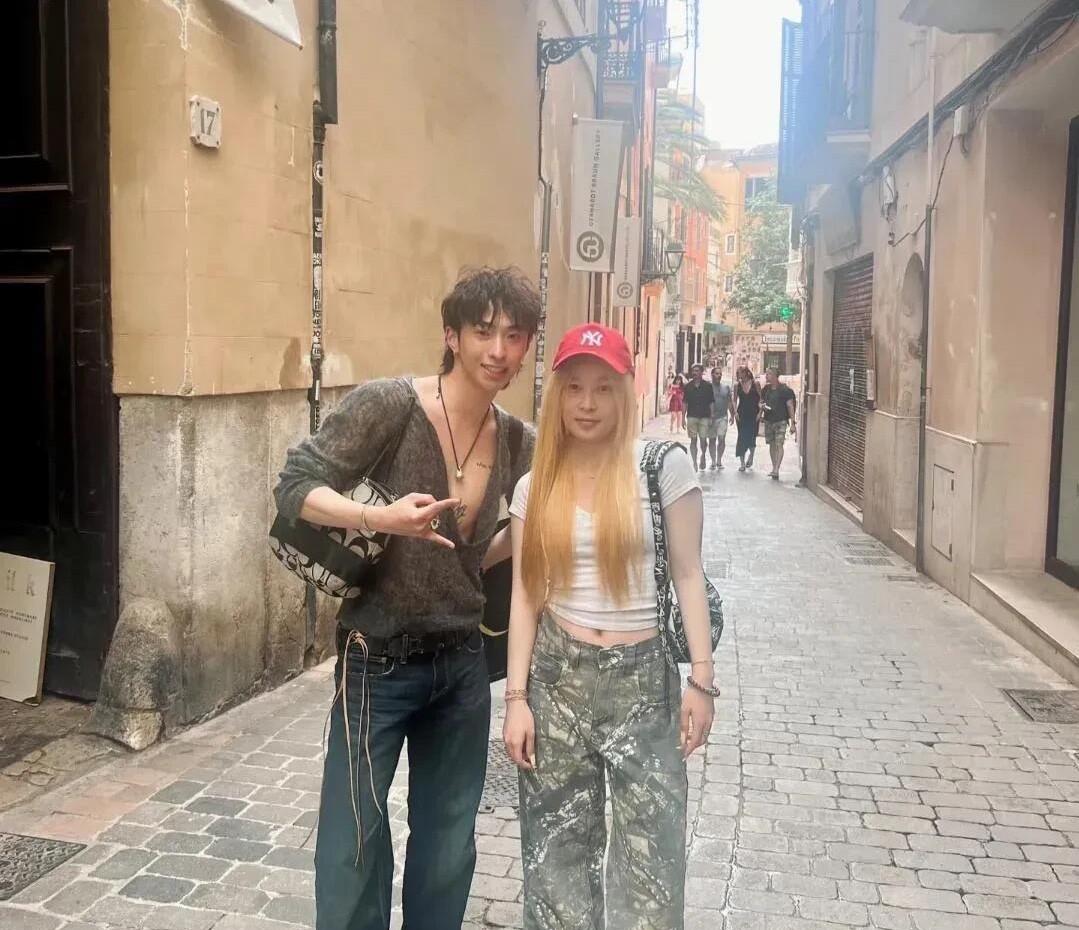 第一次看见演员伊能静儿子哈利的照片，标准的瓜子脸，长相还算标准，可这一身衣服真是