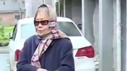 80岁大爷，带49岁女友私奔，气哭原配，所有亲戚却都：支持大爷