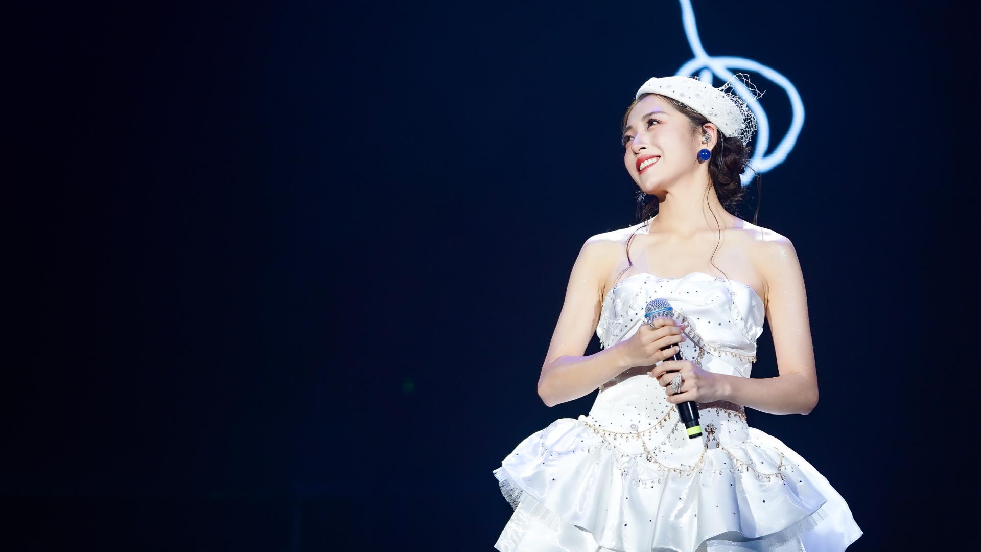 《沈丹丹Live现场：歌声为笔，织就梦幻与热爱交织的音乐夜》