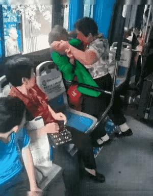 在公交车上，两位老太太为了抢一个座位，双方大打出手。并且大战八十回合不分胜负，下