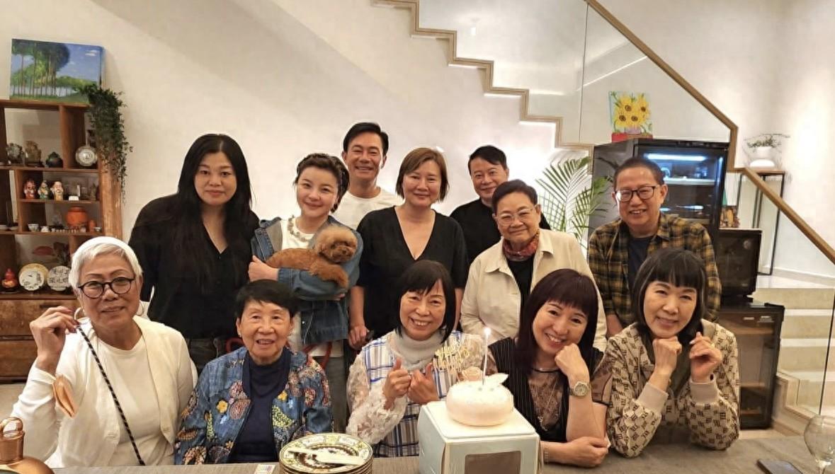 62岁张兆辉乔迁豪宅，珍藏名酒古董尽显格调，入伙宴亲朋共聚超欢乐
现年62岁的香