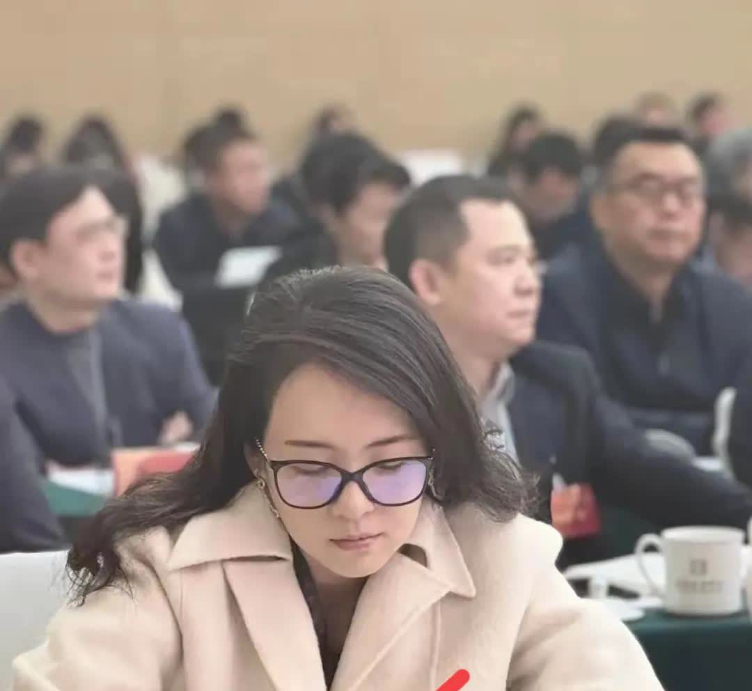 章子怡参加文联会议的照片曝光

别的都没太注意

第一眼先看到了那鸽子蛋