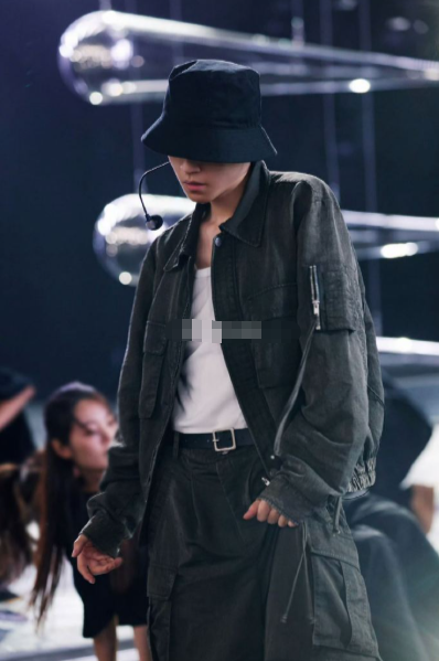 销量数字背后是实力与人气的双重印证。能成为创刊以来首位音乐人开年封面，这份来自时