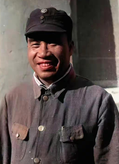 延安时期，朱德将军的一张珍贵照片，身穿军装，笑容灿烂！

看这张延安时期的老照片