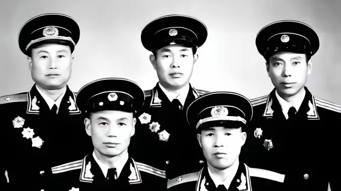1960年，北海舰队副司令邓龙翔少将夜值时，发觉烟盒已空，便唤来参谋：“取钱，为