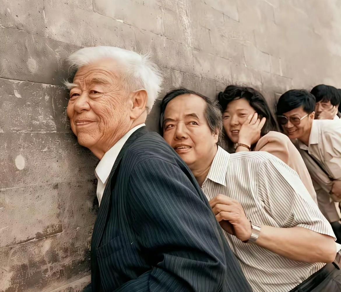 1992年，物理学泰斗吴大猷教授在北京天坛，与他最杰出的学生之一、诺贝尔物理学奖