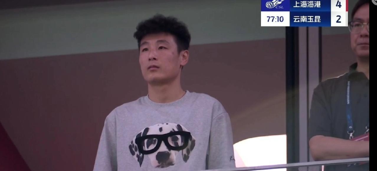 武磊背着手看球这派头，这气质，退役后要么是体制内高官，要么是优秀教练。
不信，等