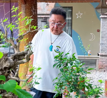 于谦分享自己的交友原则：一是聊得来，二是不坑我！他坦言因为谨遵这两个原则，自己现