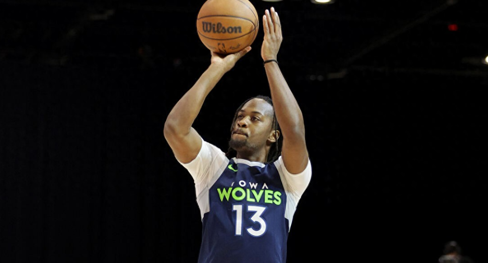 1月4日，据记者Jake Fischer报道，休斯顿火箭与特里斯滕·牛顿签下了一