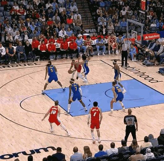 #nba# 库里就是联盟第一人，得分能力太可怕。
可能莫兰特也想不到，库里在打灰
