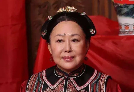 1978年，怀孕4个多月的斯琴高娃，跑到医院去做引产。孩子出来后，斯琴高娃回头看