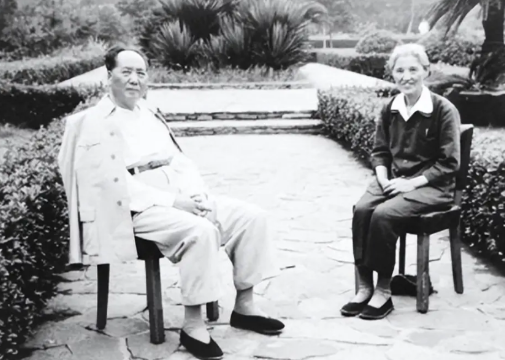 1950年，毛主席正在拆阅群众来信。其中一封信来自无锡，署名为“吴启瑞”，毛泽东