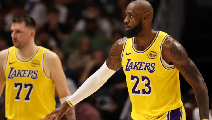 目前湖人专机起飞机场已从洛夫菲尔德机场改为达拉斯沃斯堡国际机场，他们已经起飞前往