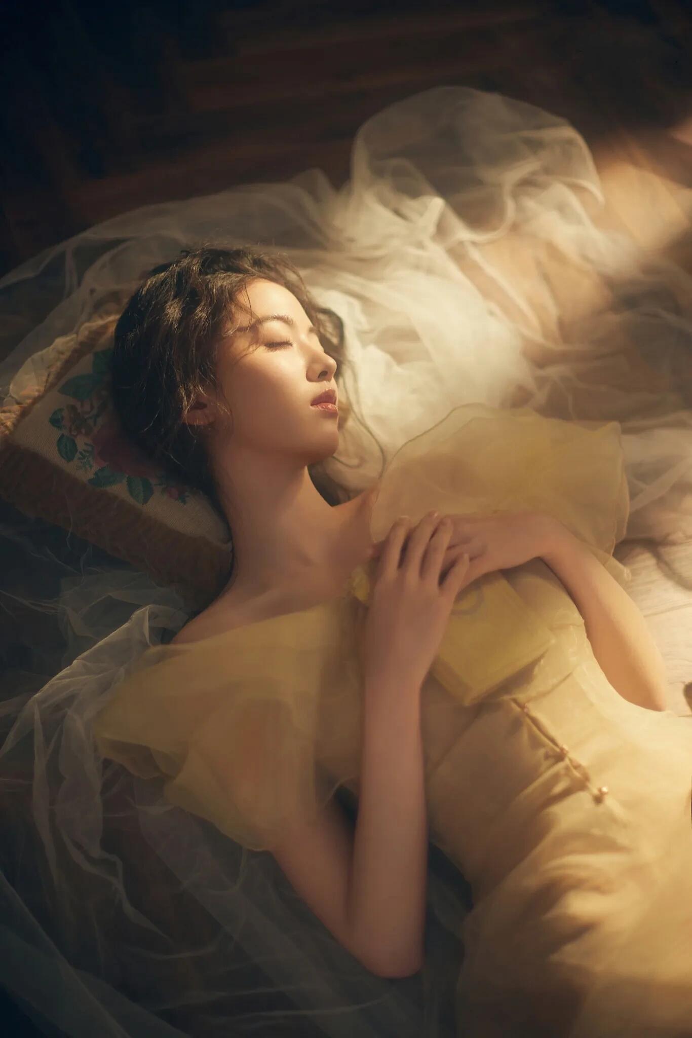 光不是光，是姑娘的美