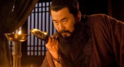 曹操俘虏陈宫，在处死前还笑着戏弄他：“你死后，你妻子可怎么办哦！”陈宫的回答却令