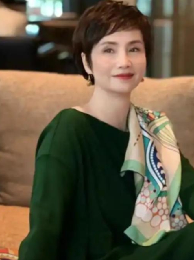 她成为央视名嘴，64岁定居北京农村，享受田园生活