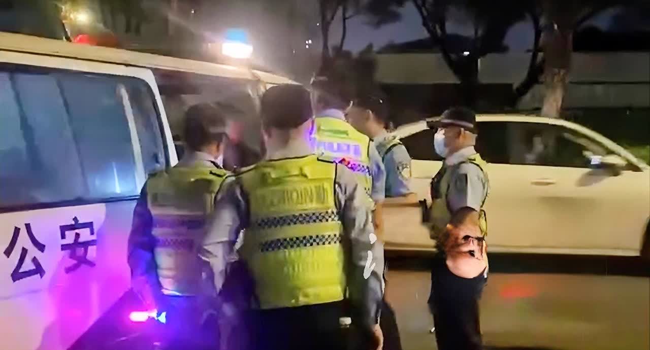 女子酒后扬言：人大代表
事发广州，在18日晚间11时左右，女子驾车发现交警设卡