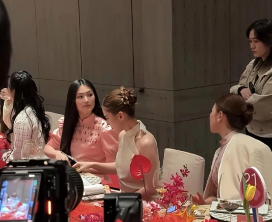 王诗龄才16岁，居然成功名媛圈里的佼佼者，英国留学，王室座上嘉宾，如今假期回国更