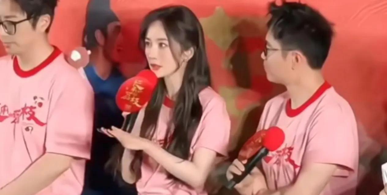 杨幂今天美晕了，粉粉嫩嫩的，像水蜜桃[给你小心心]