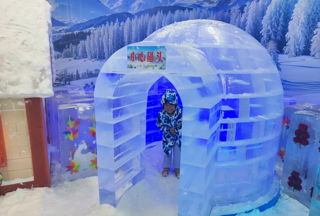 济宁方特，冰雪世界里租个大衣30块钱我忍了，开始玩水时租个雨衣要20多，你觉得合