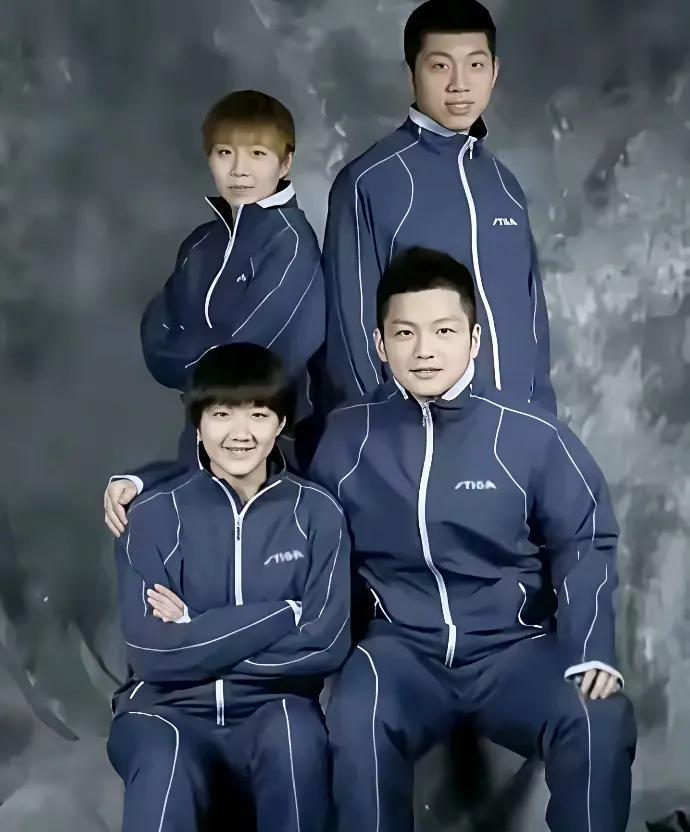 分享这张朴素的照片#国乒旧照# 是中国四大乒乓球世界冠军早些年的合照。
前排两人