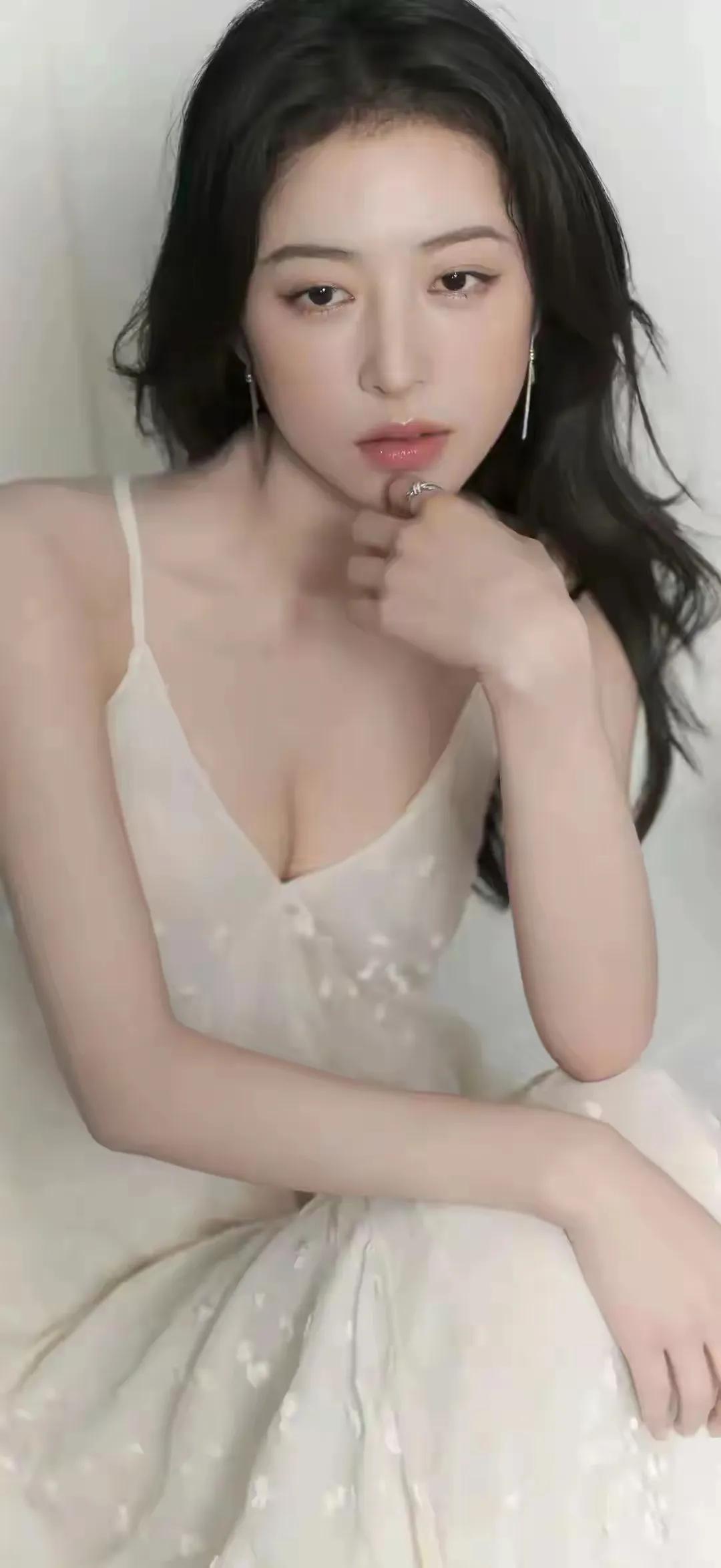 周雨彤：美貌与才华于一身
